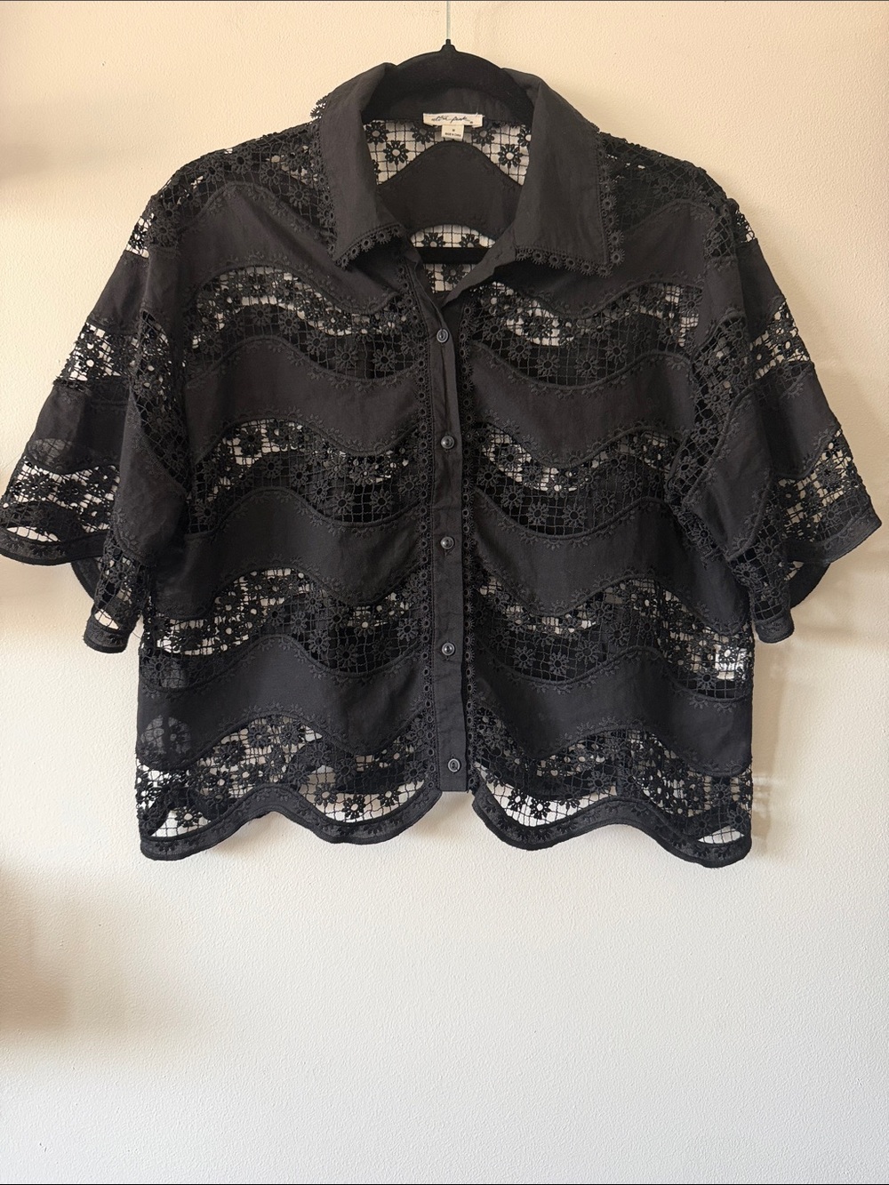 Ultra Pink|Black Lace Crochet Button-Front Crop Top|Medium|EUC
